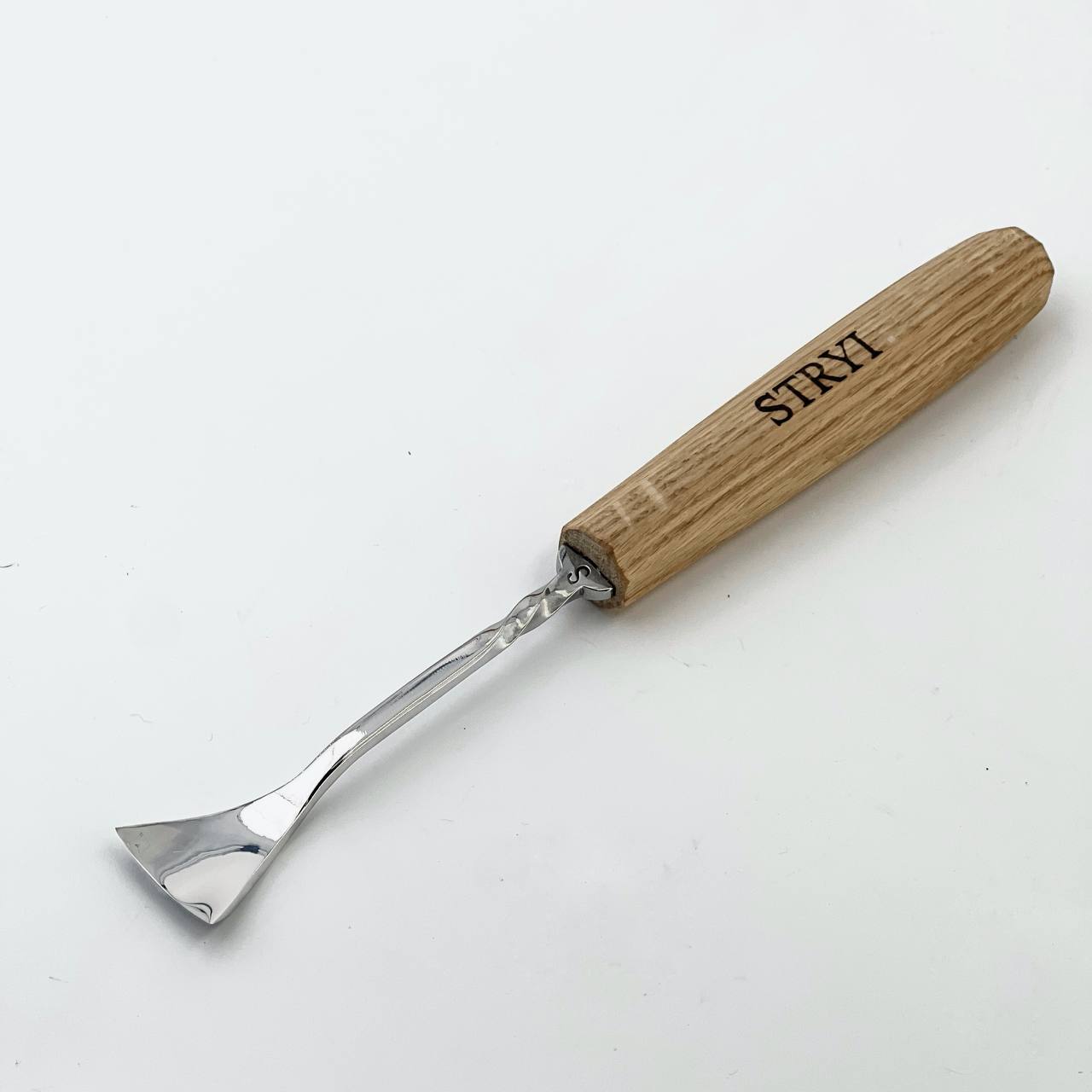 Maestro STRYI Semi-Bent Gouge creating a deep 3D effect carvings, Forged tools line