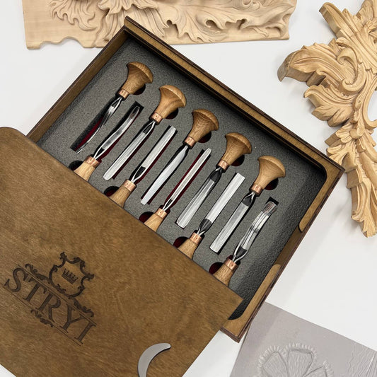 Carver’s Precision: Detailed Palm Carving and Graver Set