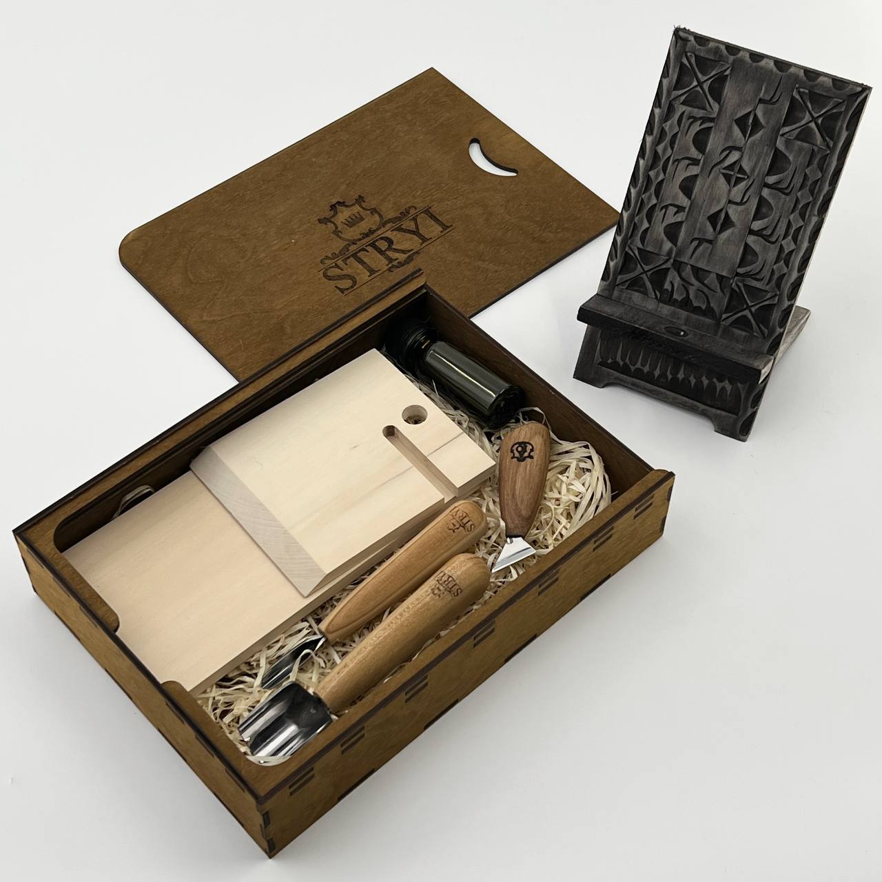 Geometric Chip Carving: Adolf Yurev Volumetric Phone Stand Carving Set