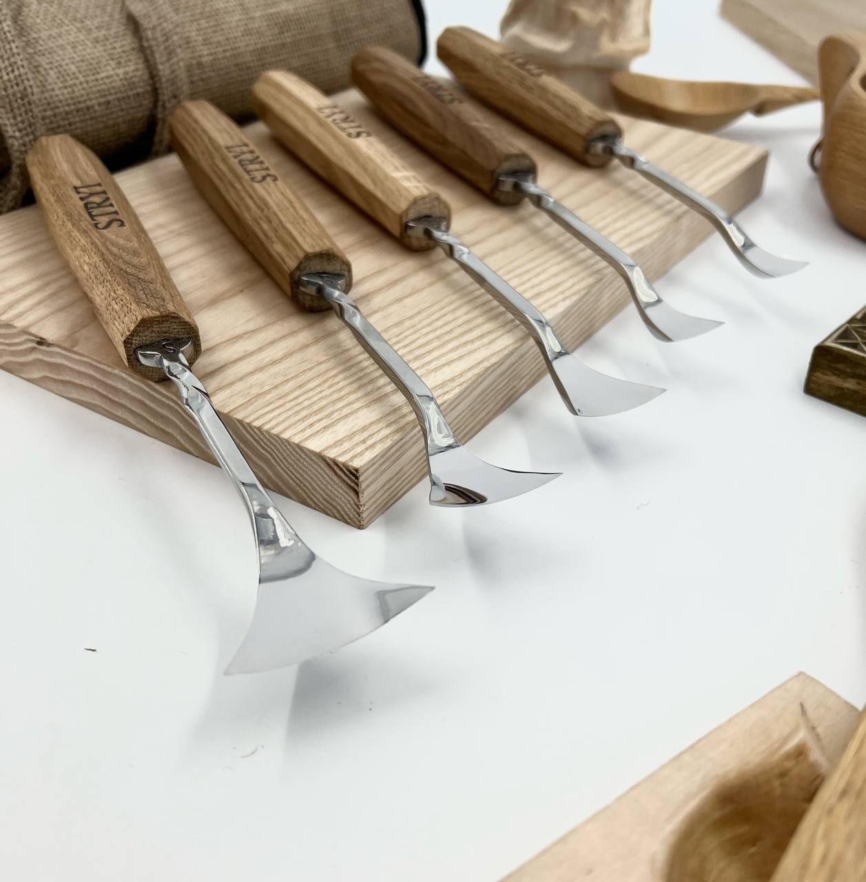 Maestro STRYI Semi-Bent Gouge creating a deep 3D effect carvings, Forged tools line